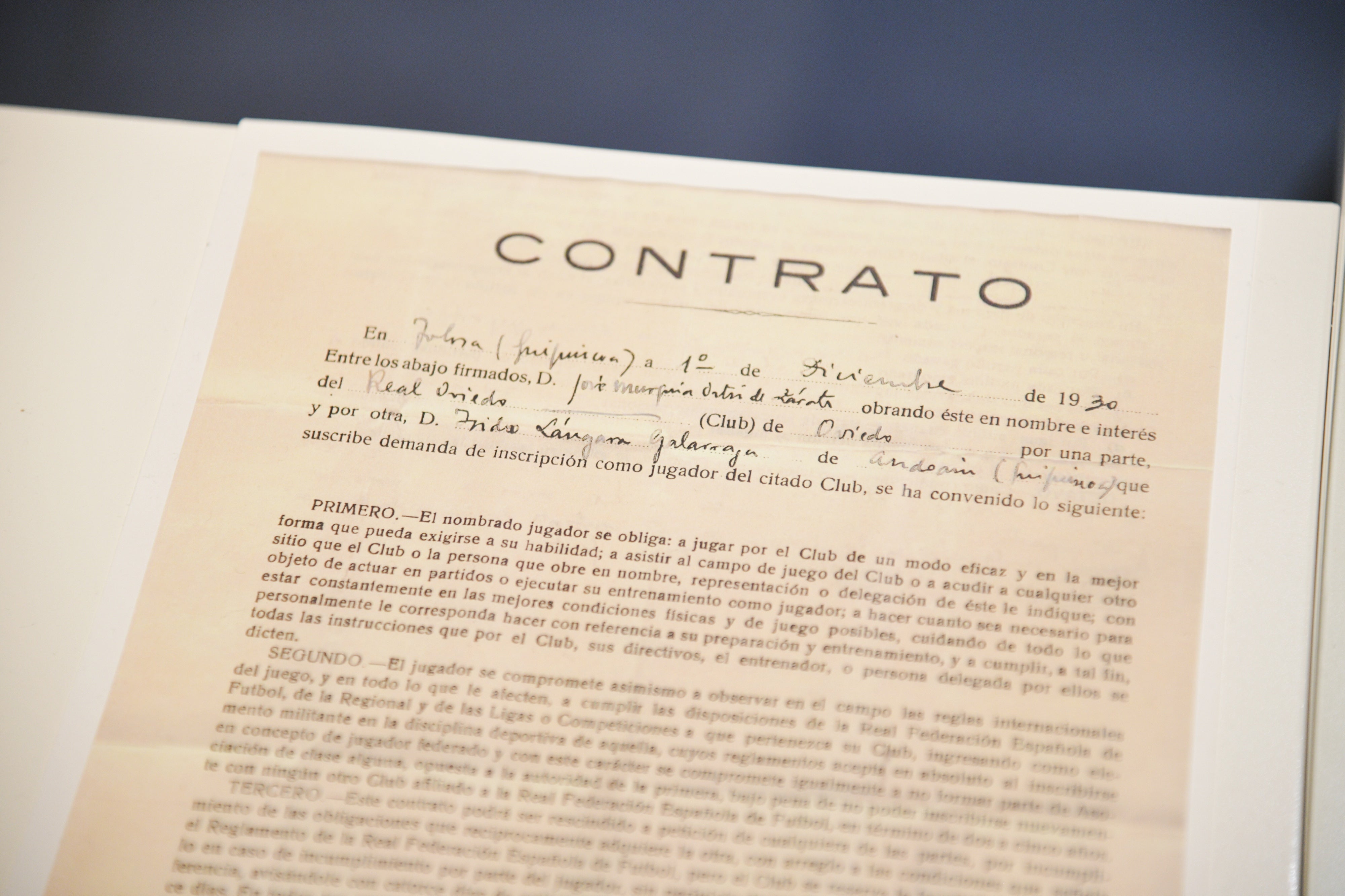 Imagen secundaria 2 - Lángara, agachado justo en medio, con la selección de Euzkadi. Una imagen de sus botas y el contrato que firmó con el Oviedo.