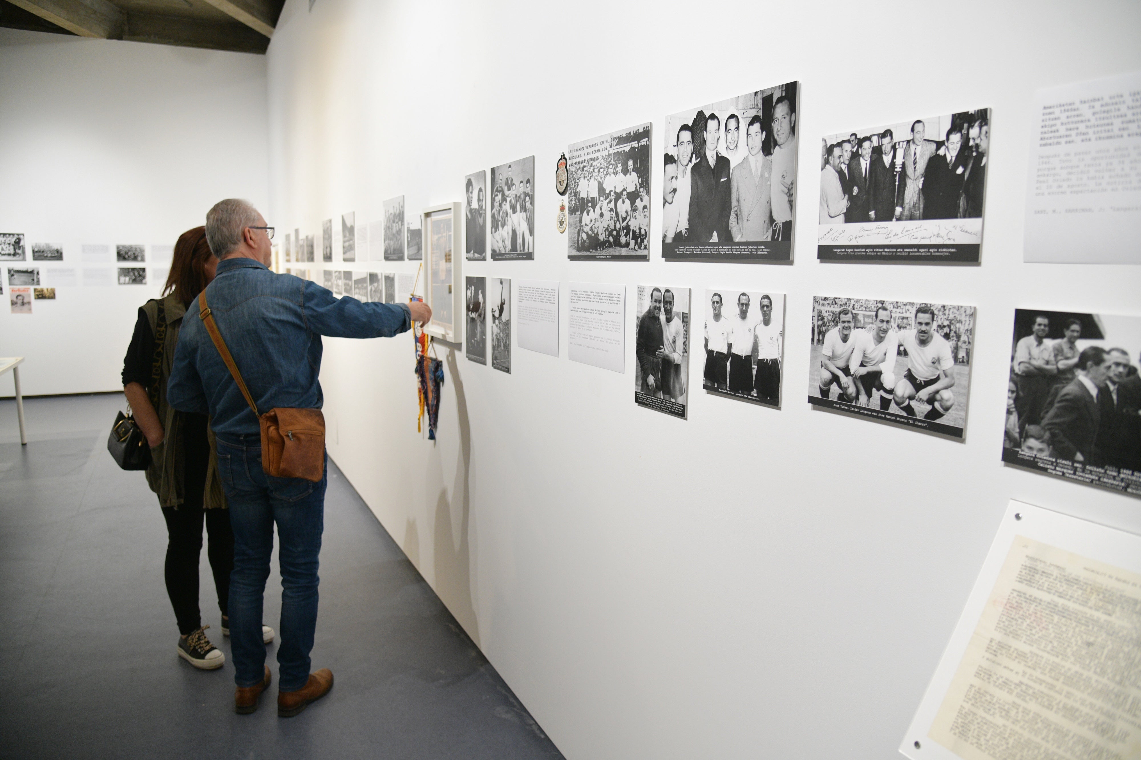 Imagen principal - Imágenes de la exposición en el centro cultural Bastero. 