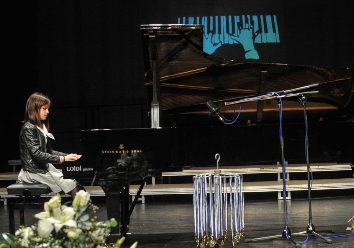 Una niña durante su actuación de piano en una de las ediciones anteriores del festival.
