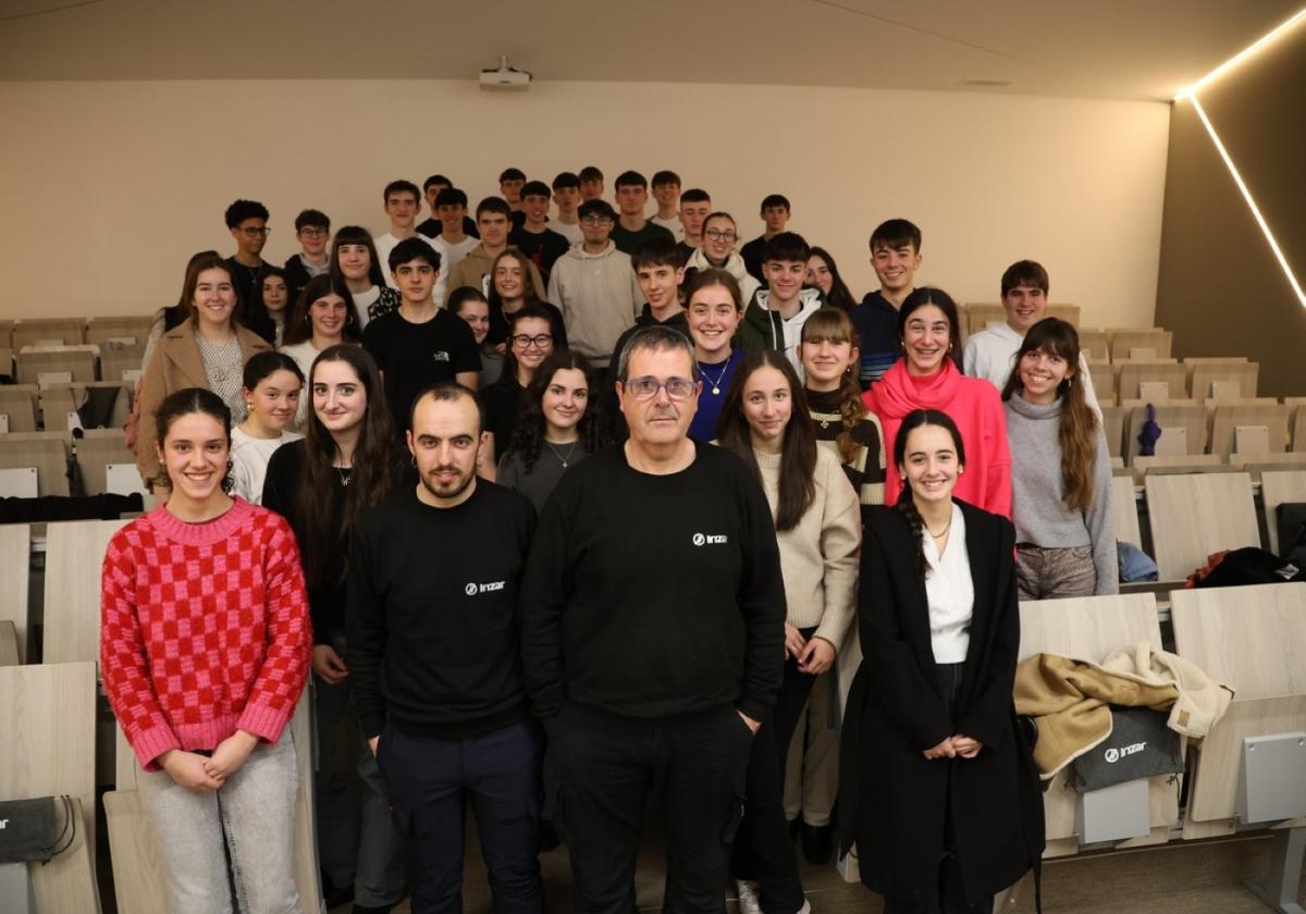 Los alumnos de Urretxu-Zumarraga Ikastola durante su visita a las instalaciones de Irizar.