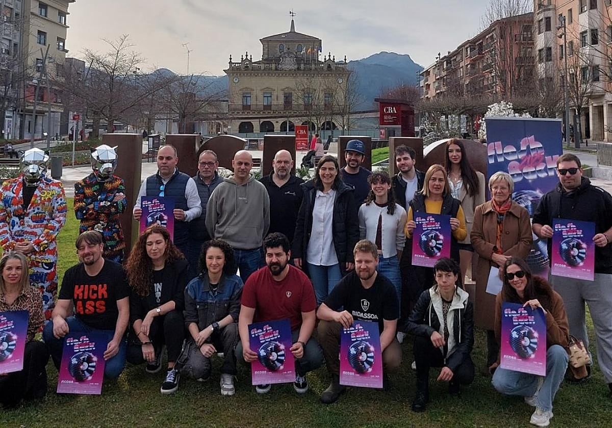 El nutrido grupo de impulsores y colaboradores de Flashback con la imagen gráfica firmada por Nube Comunicación y presentada ayer.