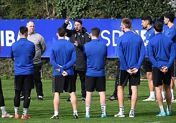 Beñat San José se dirige a sus jugadores en Atxabalpe.