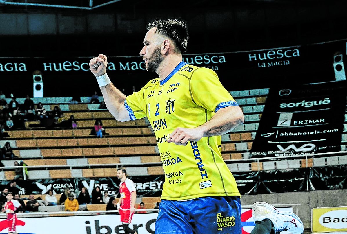 Iñaki Cavero celebra uno de los cinco goles que marcó ayer en Huesca, incluyendo el decisivo.