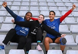 Lyndie Tchaptchet, Lucía Prades y Carmen Arroyo posan tras el entrenamiento en el Josean Gasca.