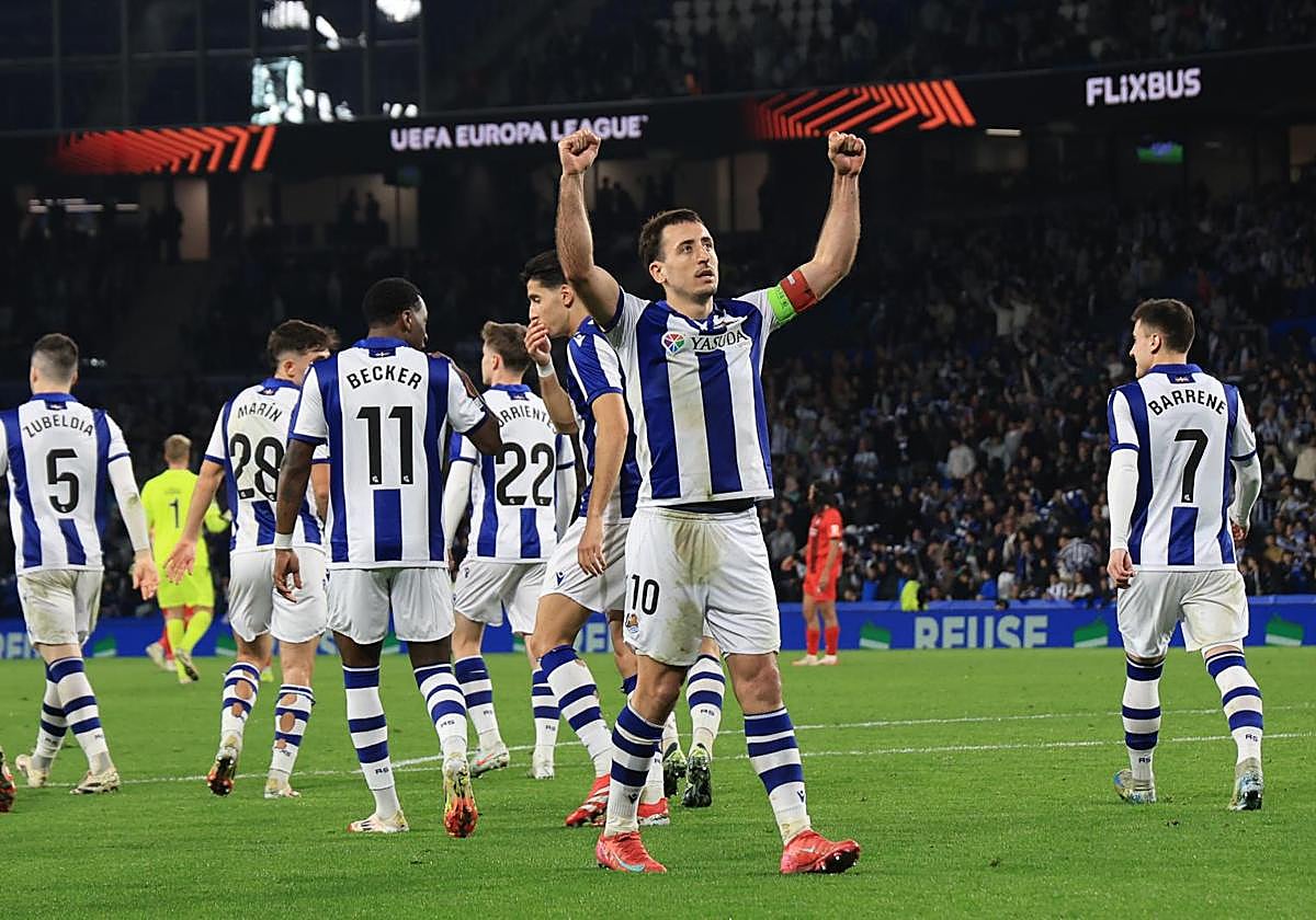 Oyarzabal celebra su gol, el cuarto de la Real Sociedad, ante el Midtjylland en el Reale Arena