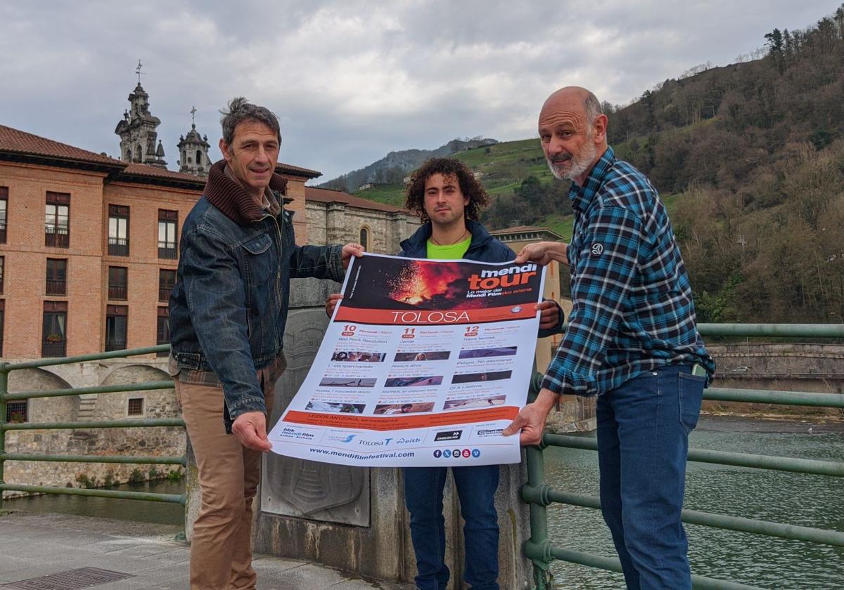 Martínez de Rituerto, Hidalgo y Baraiazarra con el cartel del Mendi Tour en Tolosa.