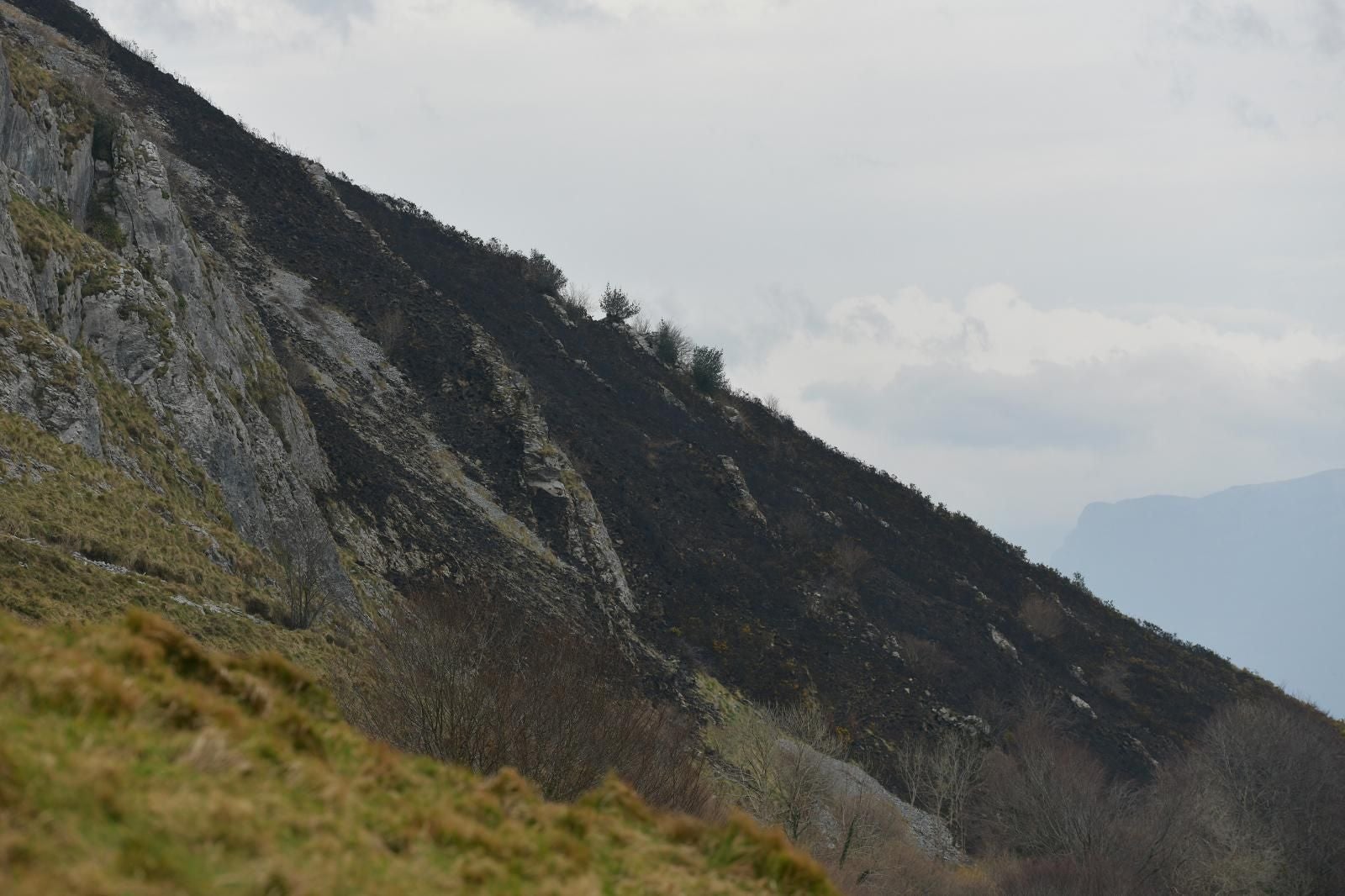 El monte Hernio, a vista de dron tras el incendio