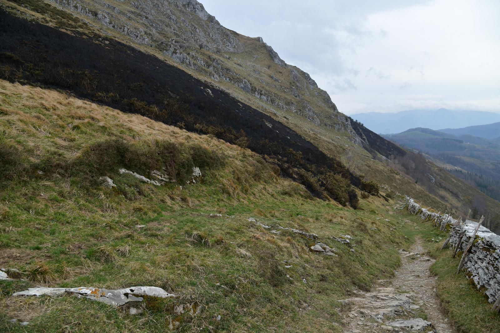 El monte Hernio, a vista de dron tras el incendio