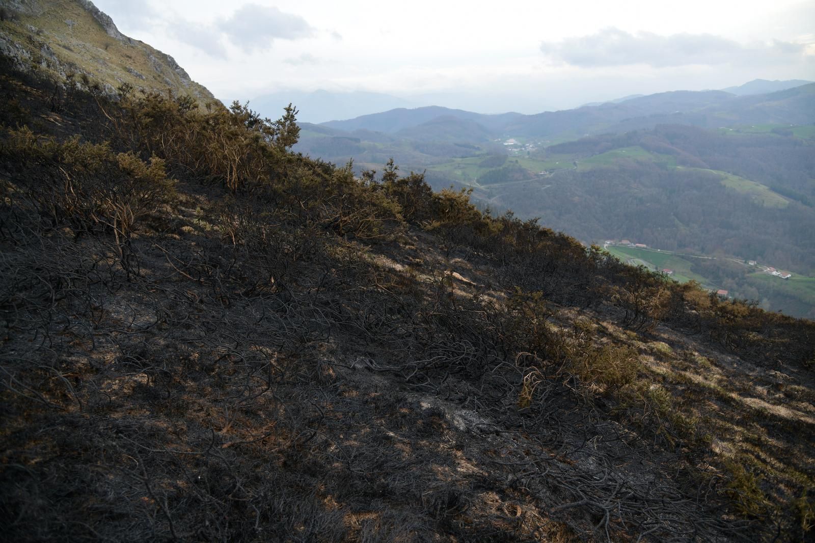 El monte Hernio, a vista de dron tras el incendio