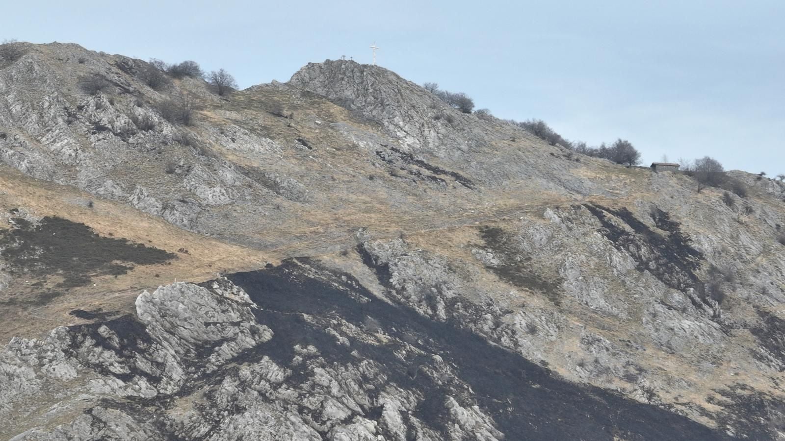 El monte Hernio, a vista de dron tras el incendio