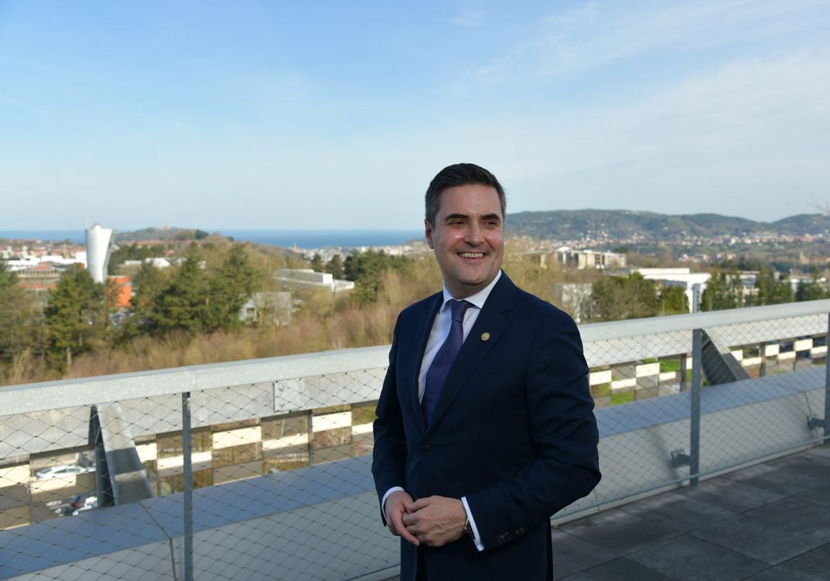 El consejero de Industria, Transición Energética ySostenibilidad, Mikel Jauregi, en una terraza de una empresa del Parque Tecnológico y Científico de Miramon.