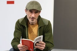Borja d. Kiza posa con el libro 'Los soldados que volverán', que acaba de salir al mercado.