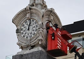 El barómetro del paseo de La Concha vuelve a funcionar. El mes pasado fue retirado para su reparación en un taller y ayer los operarios lo reinstalaron con la ayuda de una grúa. La maquinaria estaba rota por completo y no medía la presión atmosférica correctamente. También se han arreglado los relojes, con un coste total de 3.000 euros.