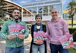 El concejal Mikel San Miguel y los técnicos Miriam García e Iñigo Ezkibel frente la 'poli' de Muskola.