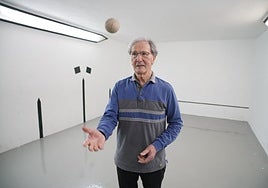 Miguel Mari Lasa en el frontón del garaje de su casa en Oiartzun.