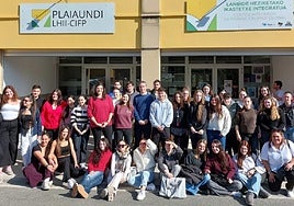Alumnos, alumnas y profesorado de Plaiaundi con la directora del programa de Cartas, Itziar Sistiaga, y el delegado de Bienestar Social Iosu Iguiñiz.