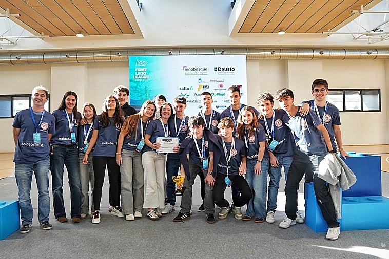 El equipo Lizeo Bots, de Santo Tomás Lizeoa, ganó en Donostia.