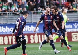 Jon Bautista celebra uno de sus goles con Jorge Pascual y Merquelanz.