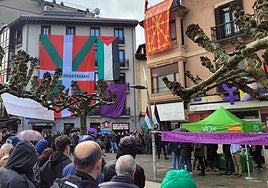 Amaia Martínez, parlamentaria vasca de Vox, junto a la carpa de su formación.