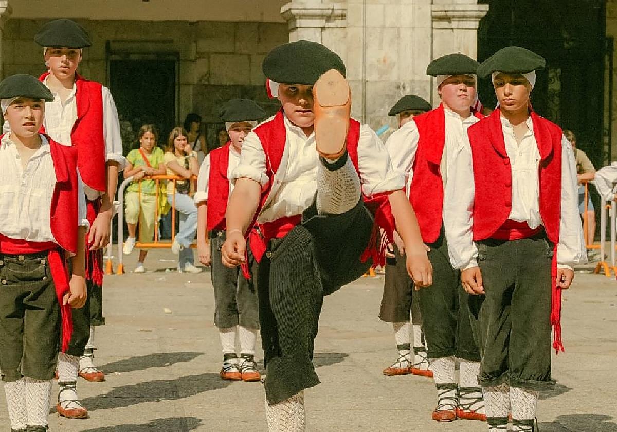 Haurren Eguna. Dantzaris de Txikitxu-Arrostaitzen 2005.