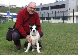 Evaristo Rodríguez posa con un cachorro en el parque canino habilitado por el Ayuntamiento de Elgoibar junto a uno de los accesos del polígono de Lerun.