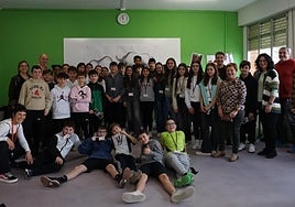 Ikasleak, irakasleak, agintariak eta beste gonbidatu batzuk museora egindako bisitan.