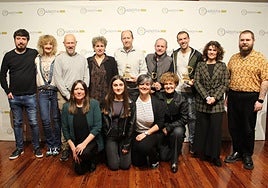 Bizenta Mogel ipuin lehiaketan sarituak, udal ordezkariak eta Bizkargi musika eskolako kideak.