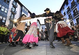No faltaron los bailes zíngaros en la Plaza Zaharra, que se llenó en esta cita que confirma que solo quedan cuatro días para el Carnaval.