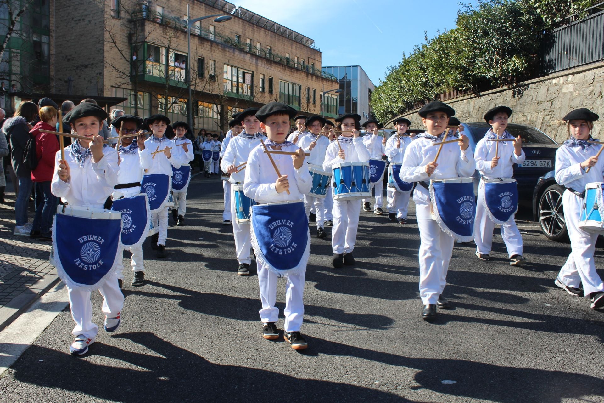 Colorida comparsa de Inude eta artzainak