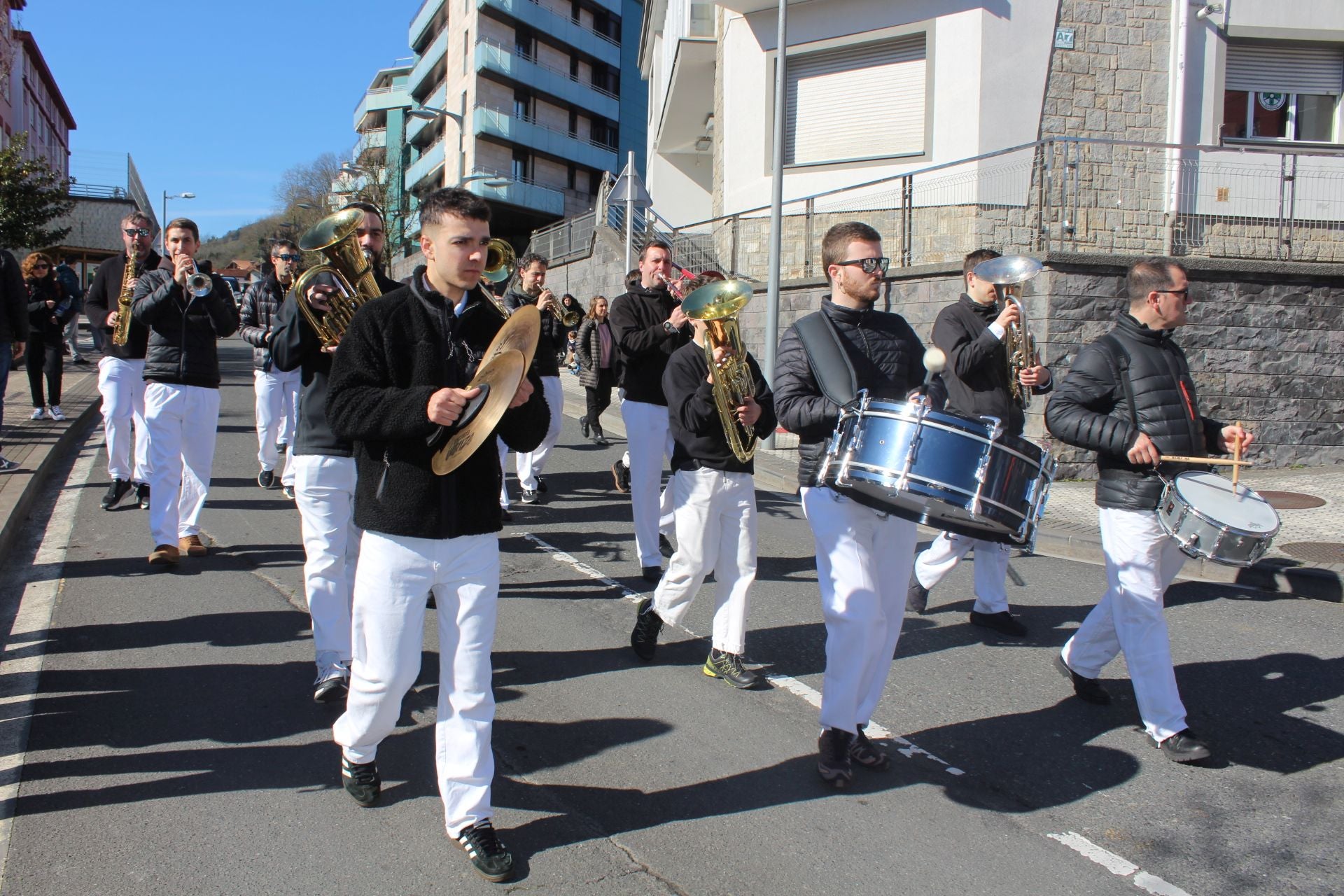 Colorida comparsa de Inude eta artzainak