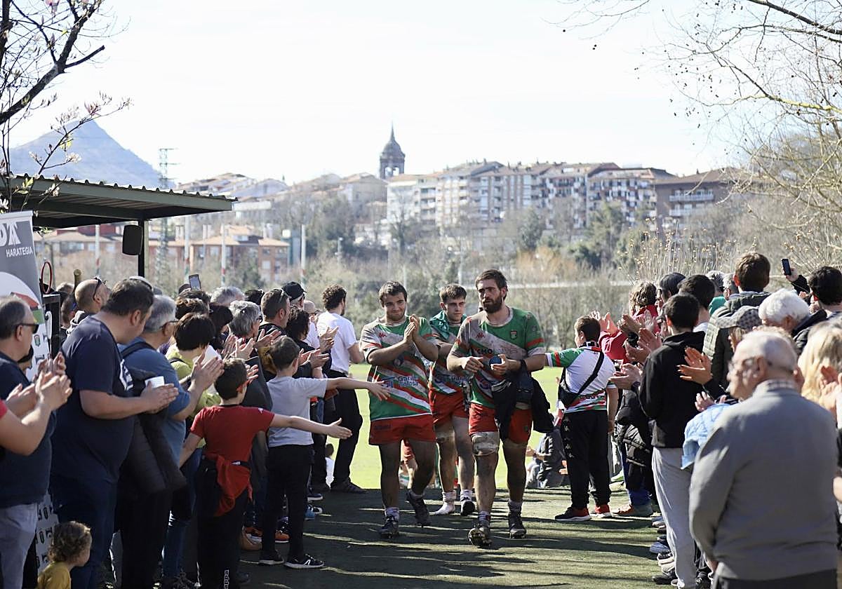 La afición de Landare ha reconocido el esfuerzo de sus jugadores.