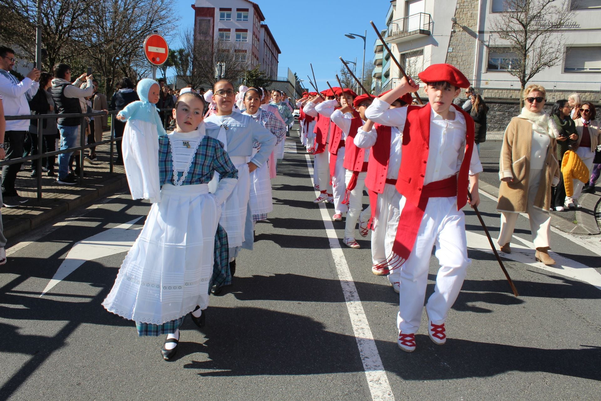 Colorida comparsa de Inude eta artzainak