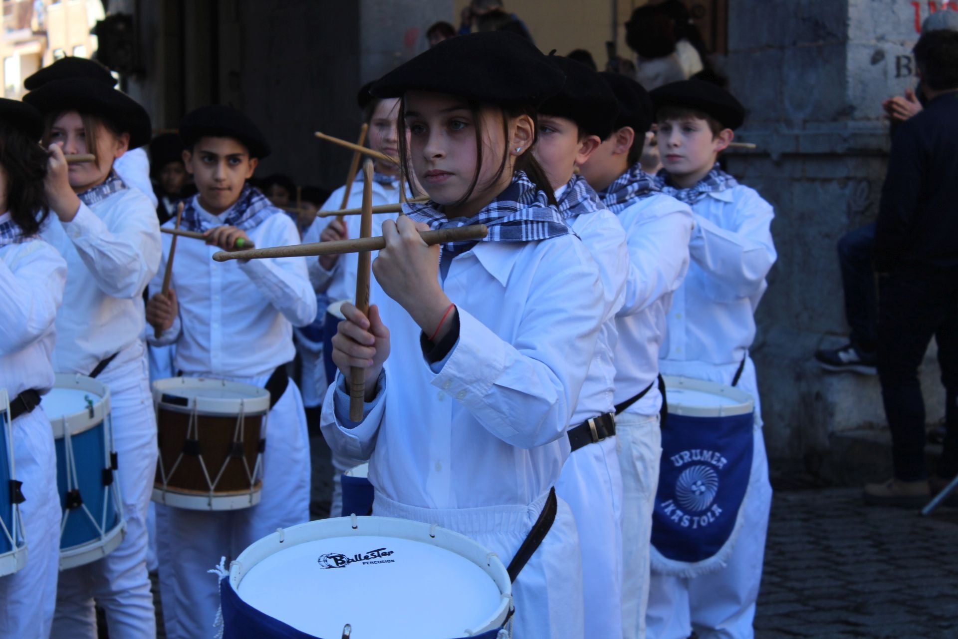Colorida comparsa de Inude eta artzainak