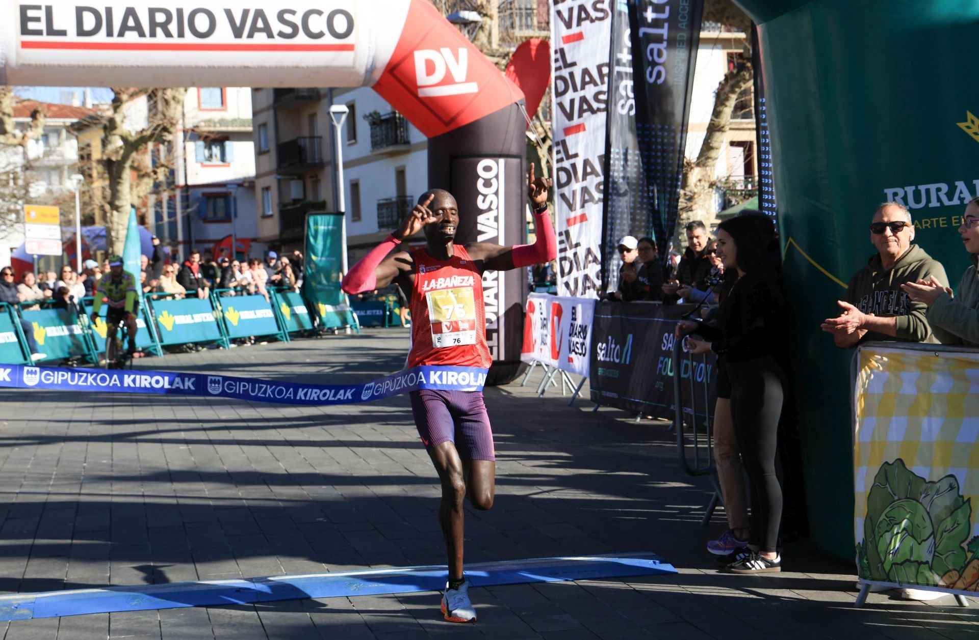Cerca de 1.500 corredores han participado en la Media Maratón y 10K del Bidasoa