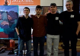 Pablo Comiskey, Juanfran Comas, Nextor Otaño y su padre, junto a la obra del muralista.