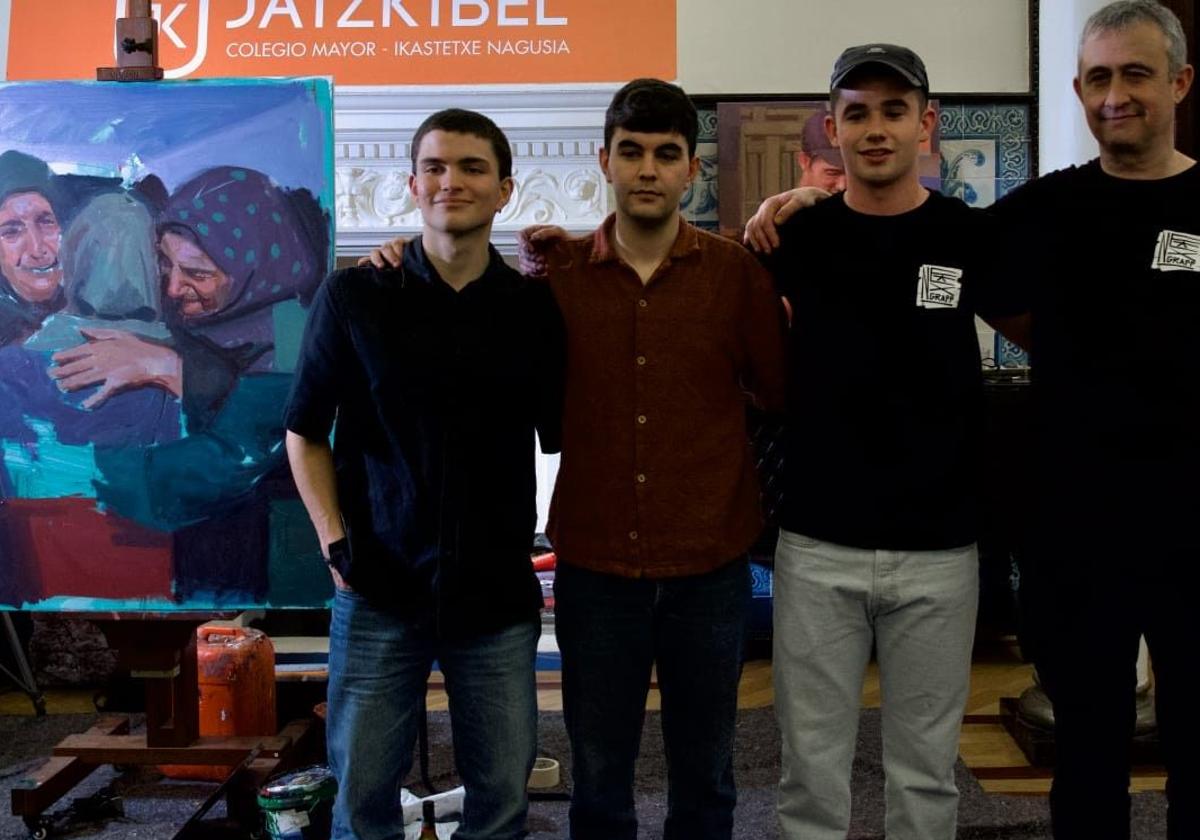 Pablo Comiskey, Juanfran Comas, Nextor Otaño y su padre, junto a la obra del muralista.