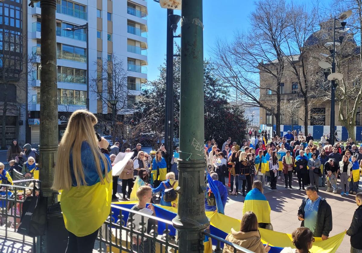 Imagen principal - La marcha ha transcurrido por las calles de San Sebastián, desde el Kursaal hasta el Boulevard.