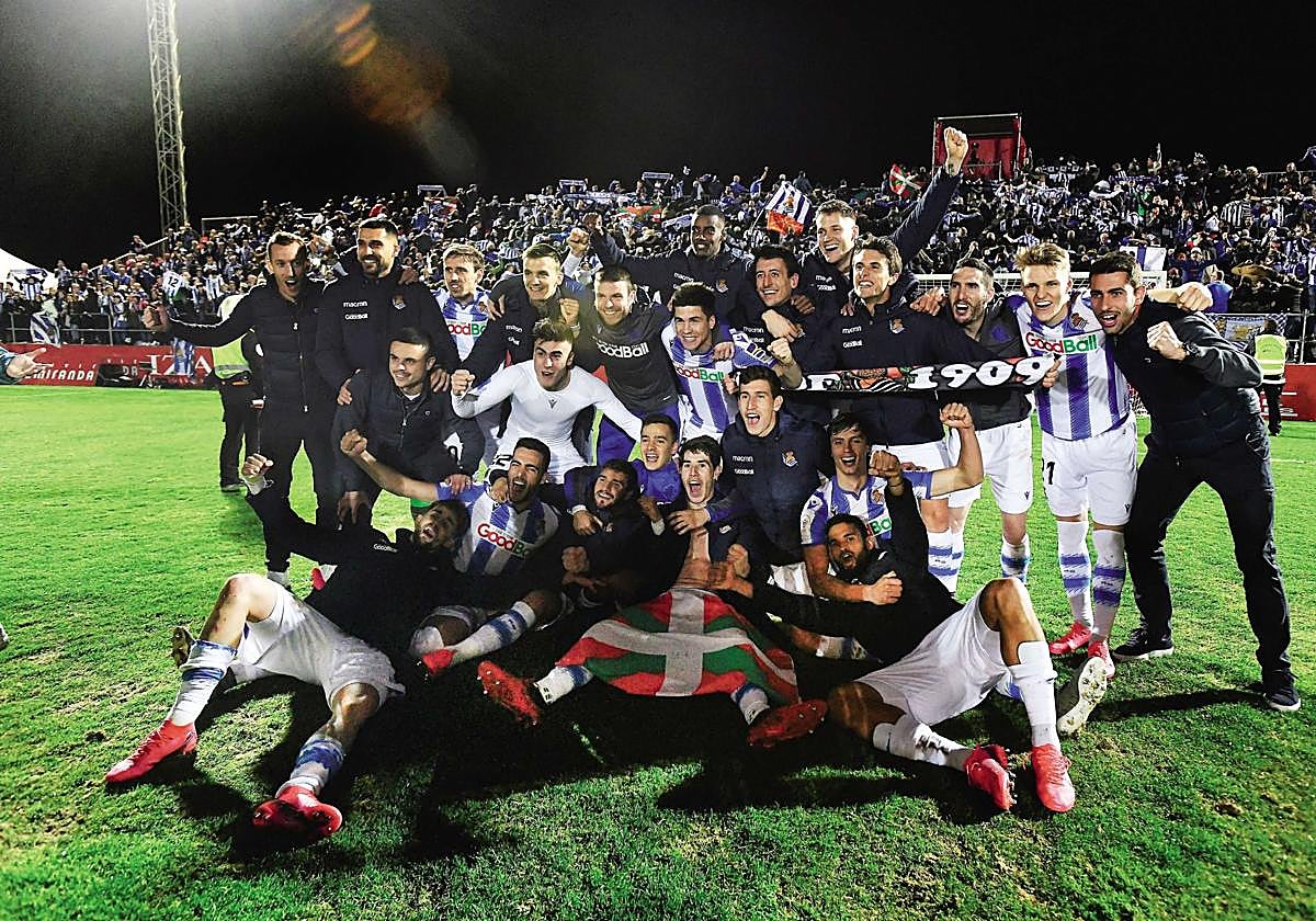 La Real de Imanol celebra la clasificación para la última final de Copa conseguida hace cinco años en Miranda de Ebro.