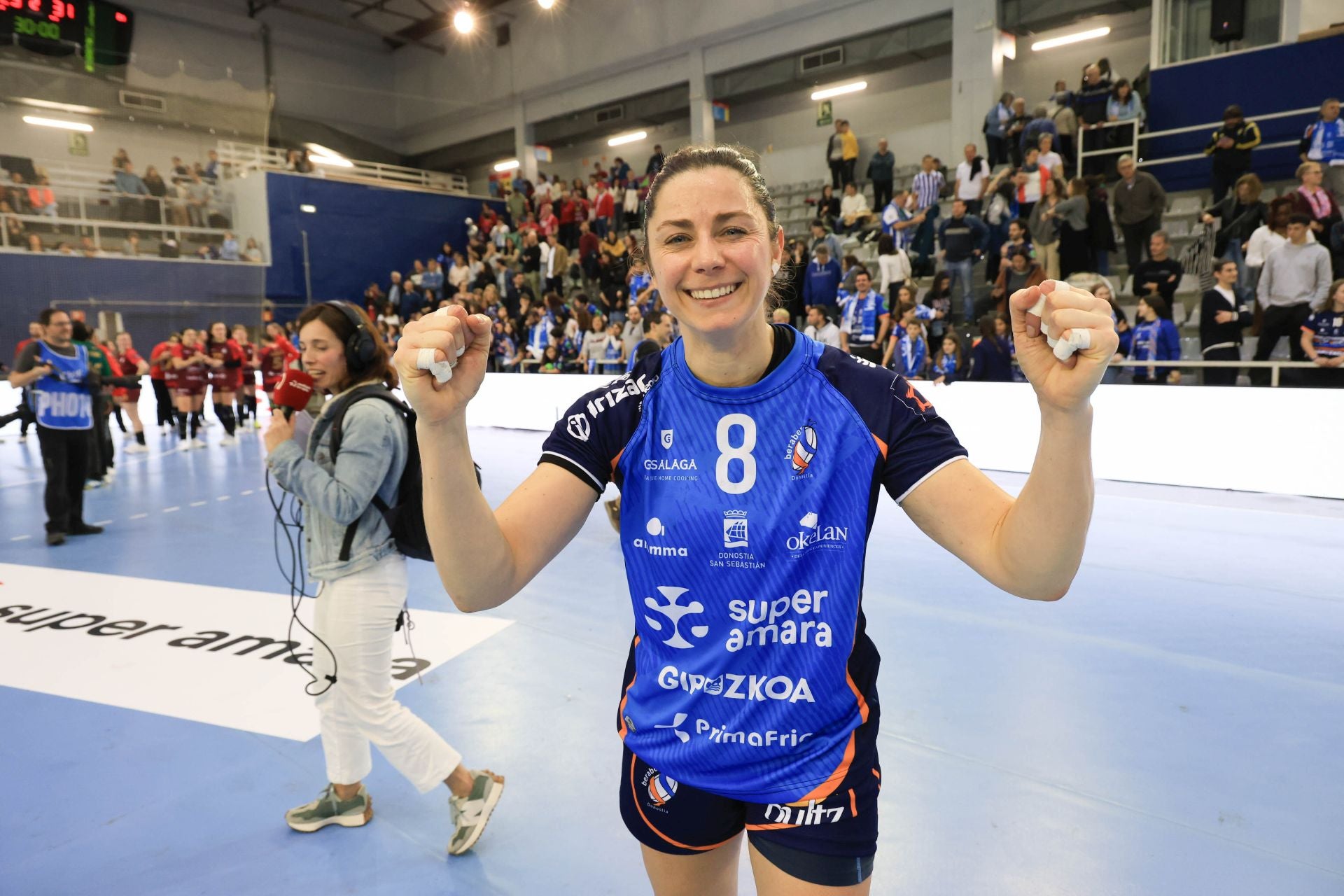 Alba Menéndez celebra el pase a cuartos en el Gasca tras el partido.