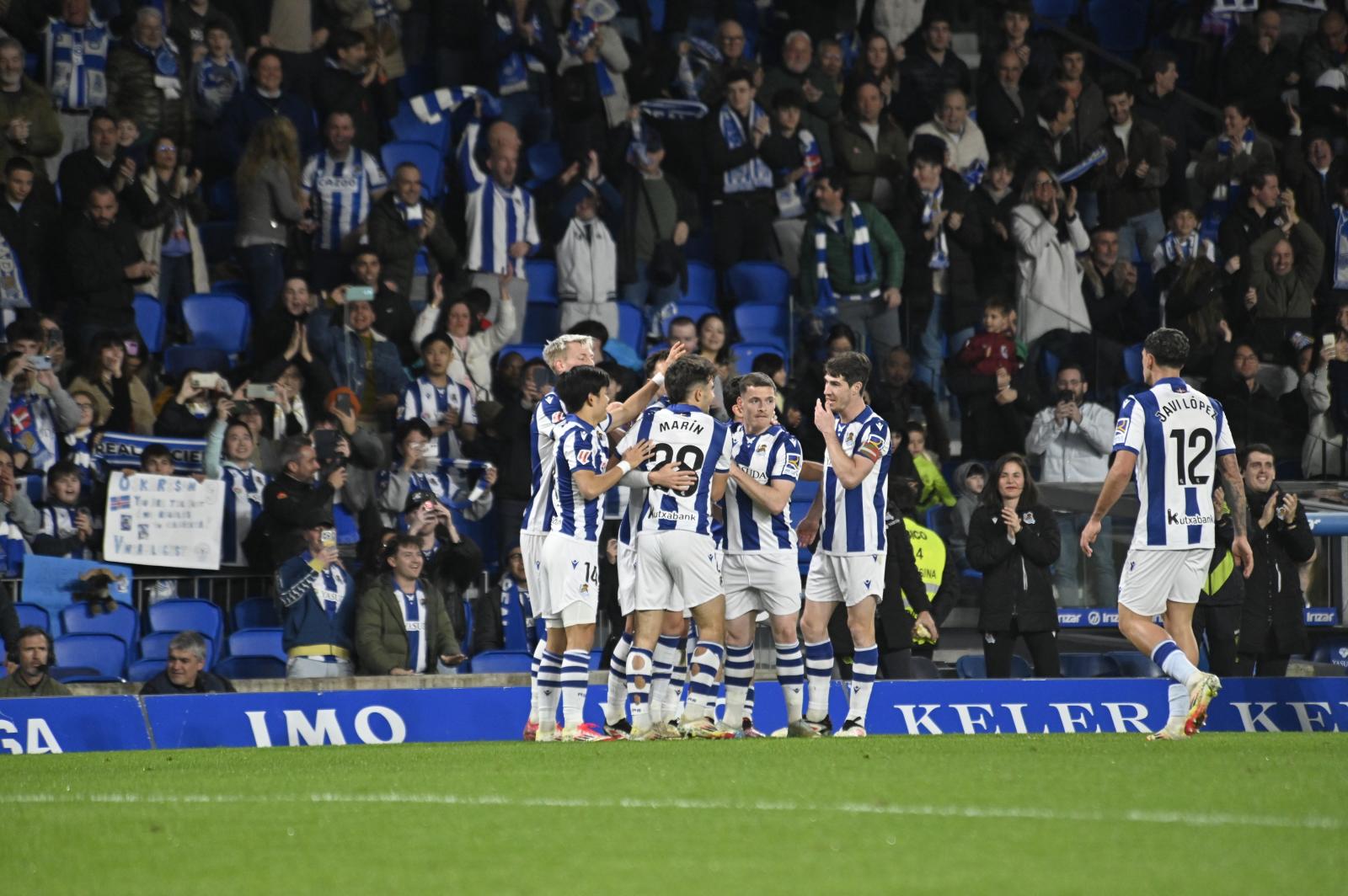 Los jugadores de la Real celebran uno de sus tres goles al Leganés