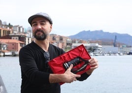 Ernesto Martínez Bucio, ayer en San Pedro con el premio que recibió en Berlín.