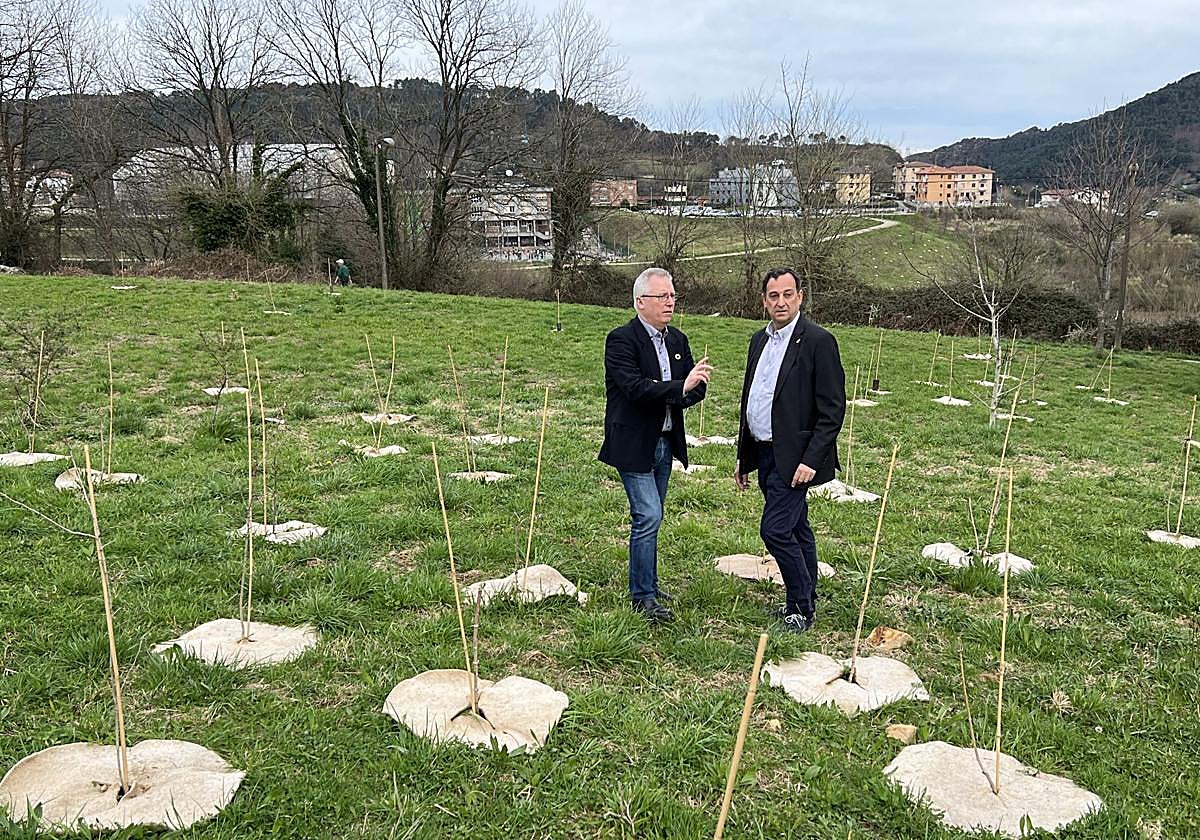 El diputado de Sostenibilidad, José Ignacio Asensio, y el concejal de Mantenimiento y Servicios Urbanos del Ayuntamiento de San Sebastián, Carlos García, en su vista de este lunes a la 'campa de las Pistolas' de Altza.