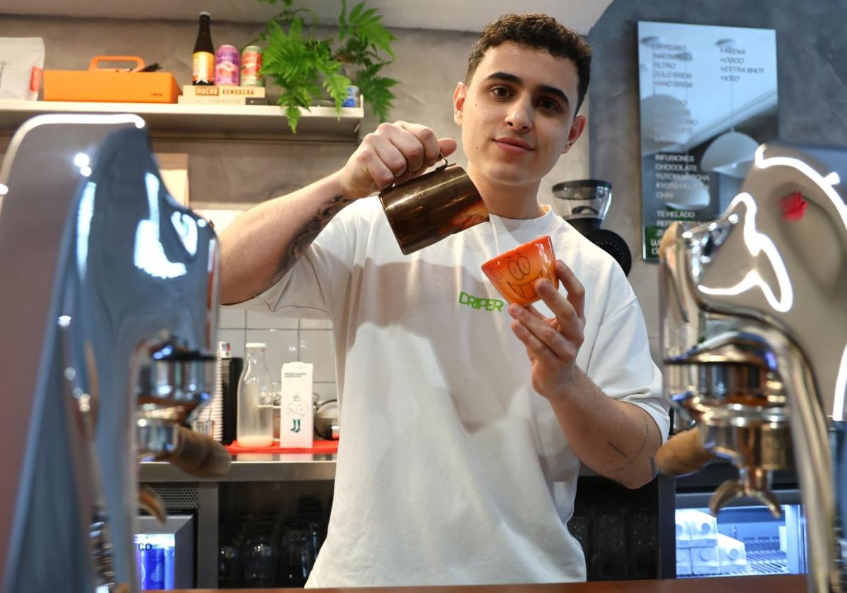 Alex Ramos preparando un café en la barra de Driper.