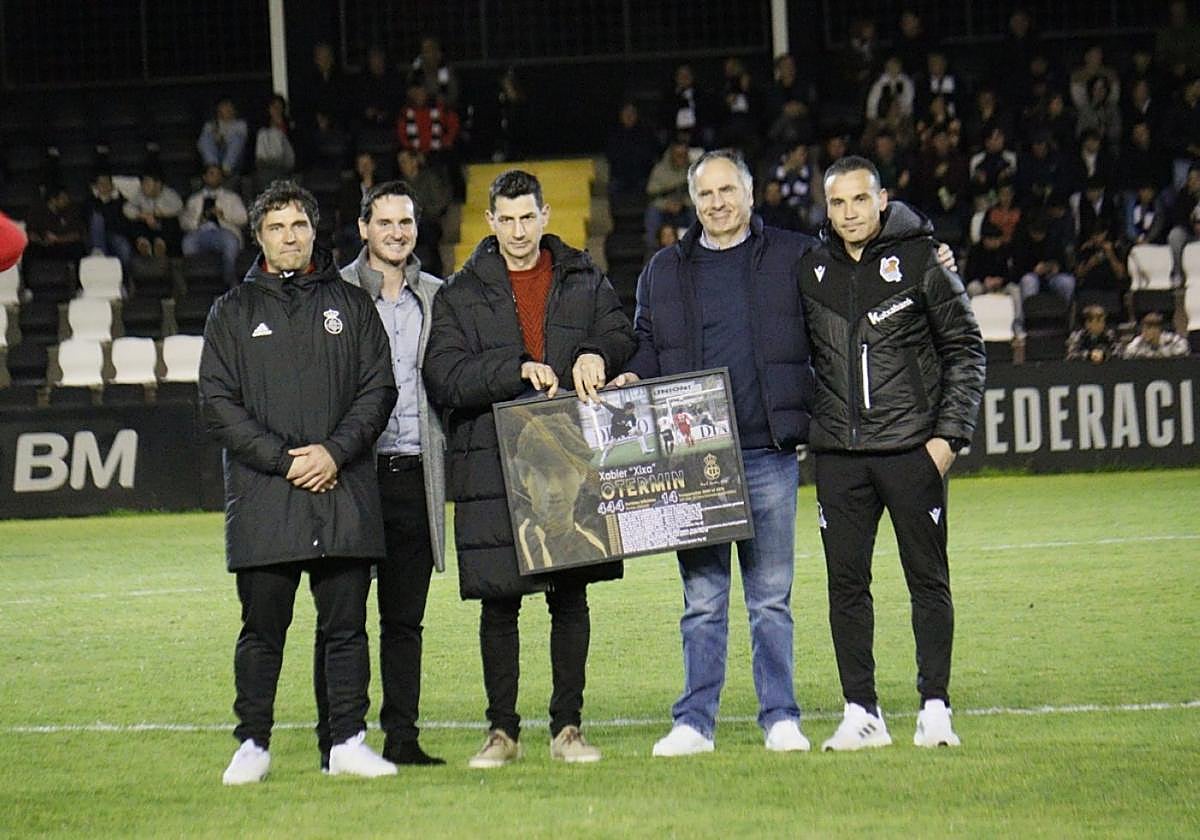Xabier Otermin, en el centro, recibió los obsequios acompañado por los presidentes del club, Igor Emery, y de la Asociación de Veteranos, Joxean Legorburu, y de sus excompañeros Ricardo Costa y Sergio Francisco.