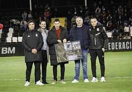 Xabier Otermin, en el centro, recibió los obsequios acompañado por los presidentes del club, Igor Emery, y de la Asociación de Veteranos, Joxean Legorburu, y de sus excompañeros Ricardo Costa y Sergio Francisco.