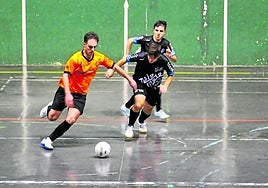 Un jugador del Miren taberna durante el partido disputado en Uzturpe.