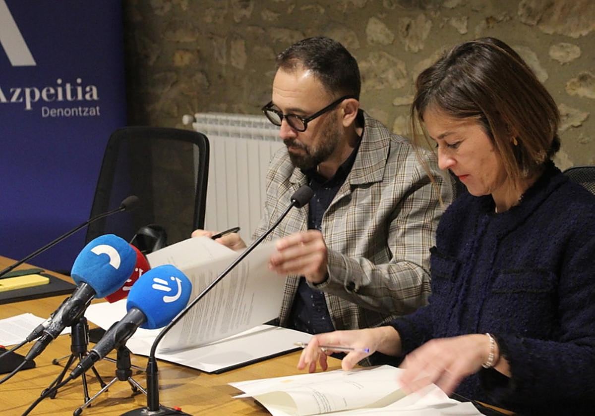 Itxaso y Alkorta firmando el convenio ayer en Basazabal.