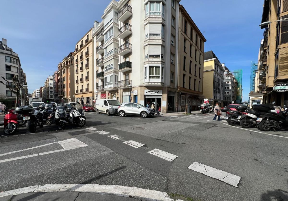 Imagen actual de la intersección de las calles Bermingham y Secundino Esnaola, en el barrio de Gros.