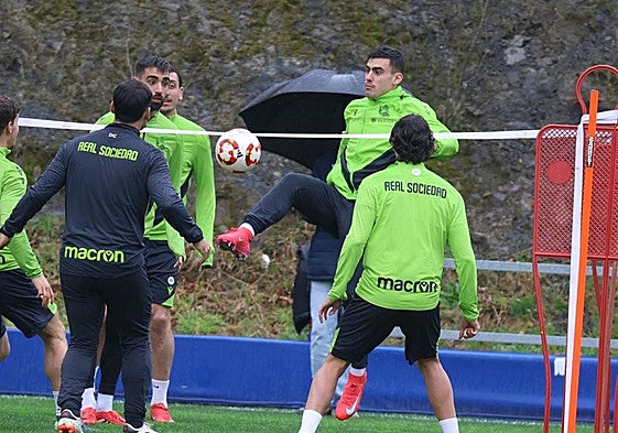 Barrene golpea el esférico durante el partido de fútbol-tenis