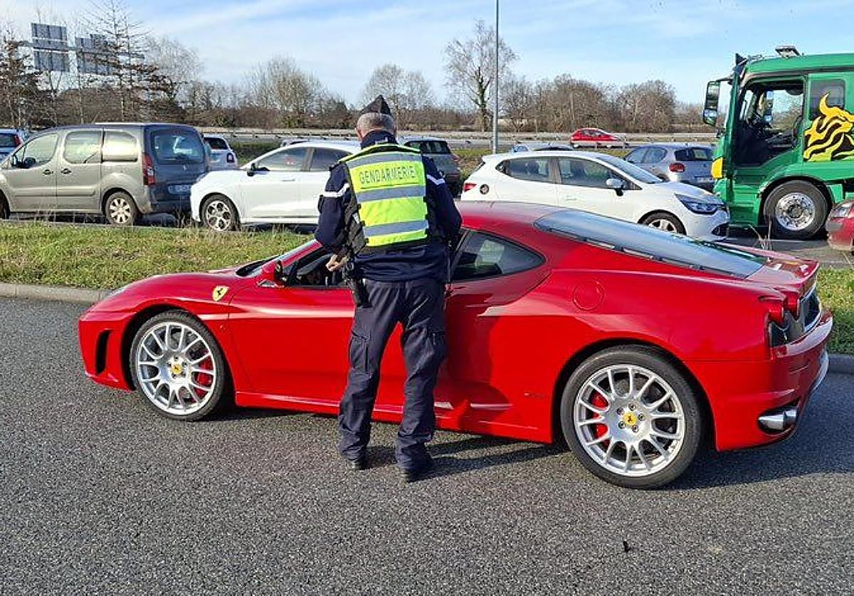 El conductor de este Ferrari F430 fue interceptado tras ser detectado a 211 km/h.